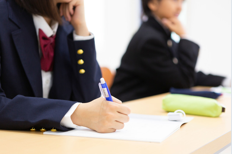 勉強する生徒